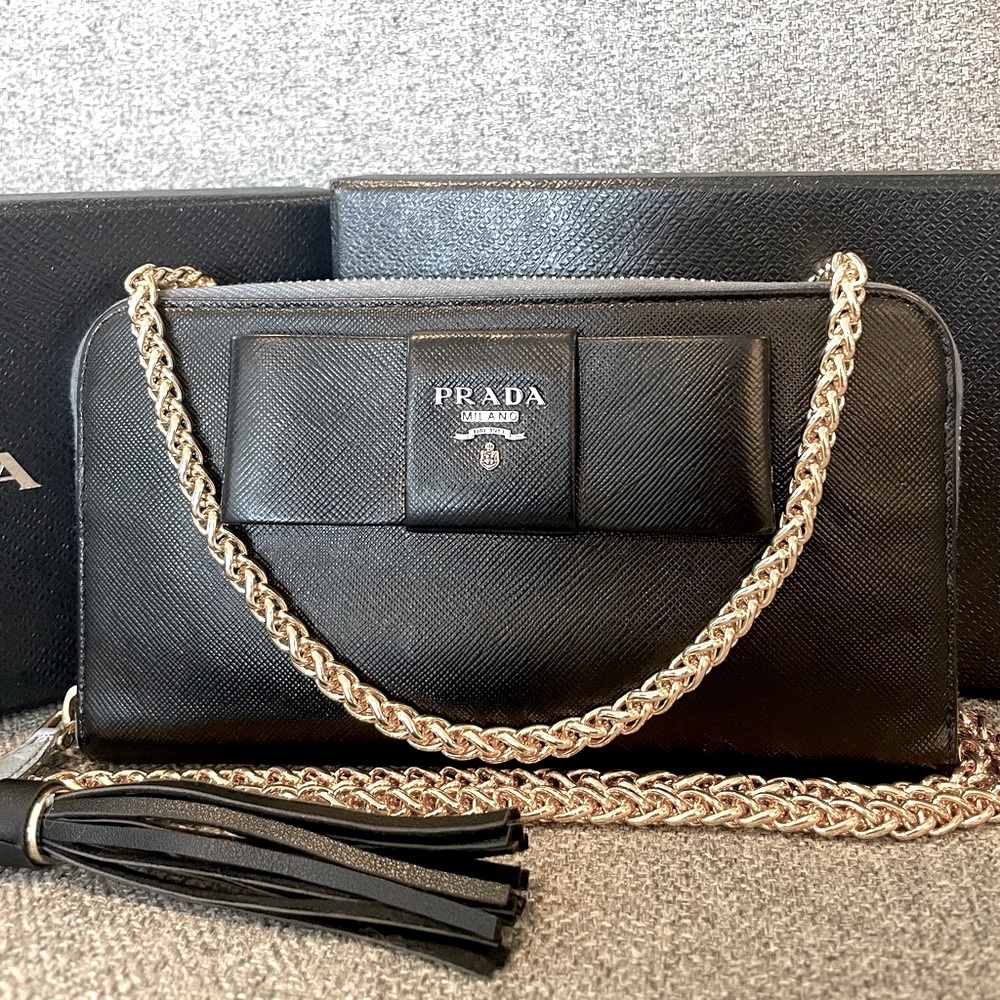 ❌SOLD❌ 💯 LARGE PRADA WALLET ON CHAIN